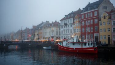 Billede af nyhavn i København på en tåget dag