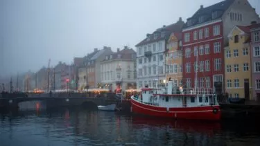 Billede af nyhavn i København på en tåget dag