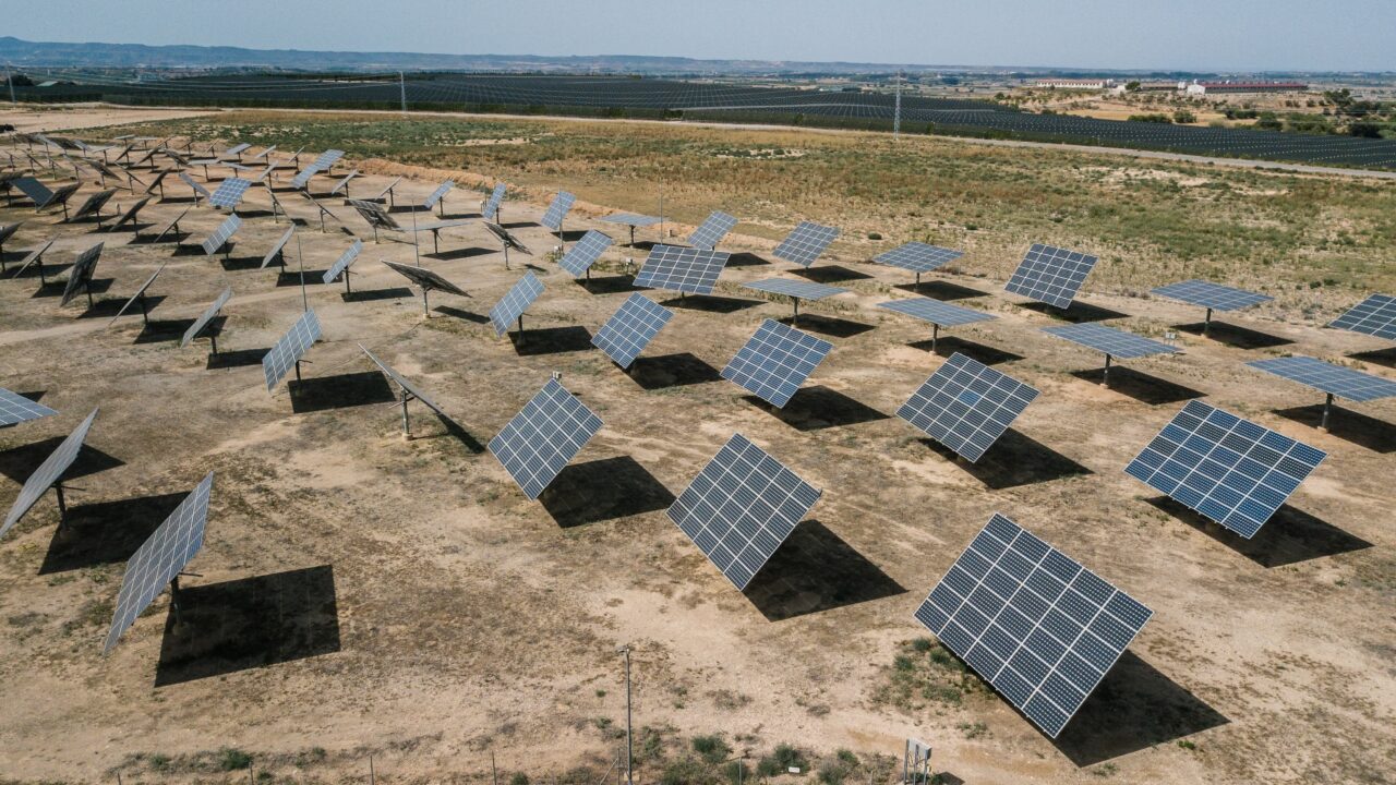 Solpaneler i et landdistrikt i Spanien. (Foto: Xavier Lorenzo / Shutterstock)