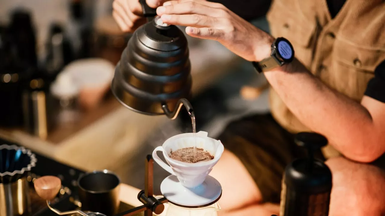 Barista bruger 'pour over'-metode
