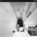 Arbejdere foran en tunnel under isen