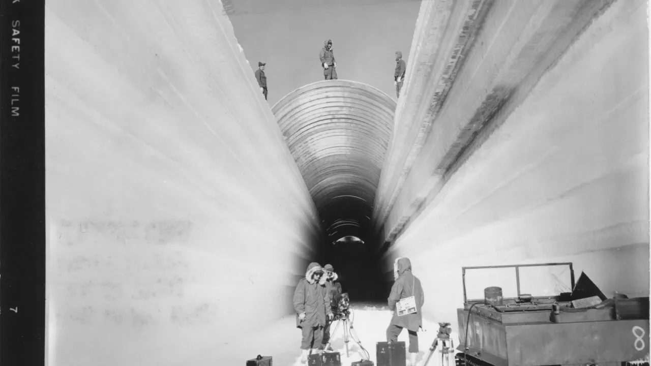 Arbejdere foran en tunnel under isen