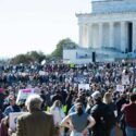 Washington DC USA, 7. MARTS 2025: Demonstranter samles ved Lincoln Memorial for at protestere mod Trump-administrationens nedskæringer i videnskabelig forskning og forskere i demonstrationen ‘Stand Up for Science’.