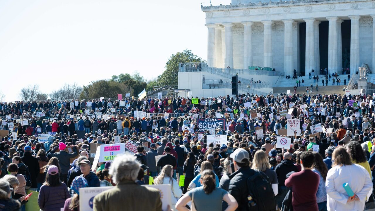 Washington DC USA, 7. MARTS 2025: Demonstranter samles ved Lincoln Memorial for at protestere mod Trump-administrationens nedskæringer i videnskabelig forskning og forskere i demonstrationen ‘Stand Up for Science’.