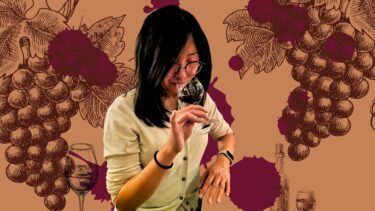 Foto af Qian Janice Wang med illustrationer af vin og druer i baggrunden