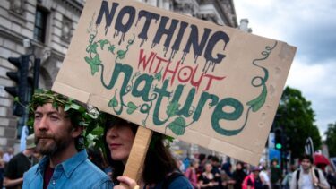 Verden over har folk et ønske om handling for at bekæmpe klimakrisen, men at de forbliver et tavst flertal, fordi de fejlagtigt tror, at kun et mindretal deler deres synspunkter og holdning. (Foto: London, England, 2024: Restore Nature Now March / Shutterstock)