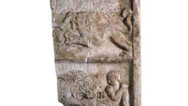 Marmorplade med illustration af gladiator, der taber kampen til en løve.