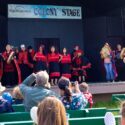 Oprindelige folk udfører en rituel dans på en scene under Alaska Country State Fair.
