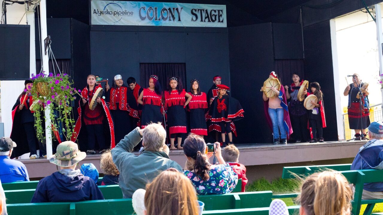 Oprindelige folk udfører en rituel dans på en scene under Alaska Country State Fair.