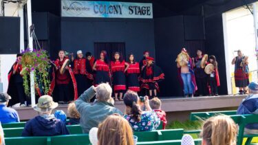 Oprindelige folk udfører en rituel dans på en scene under Alaska Country State Fair.