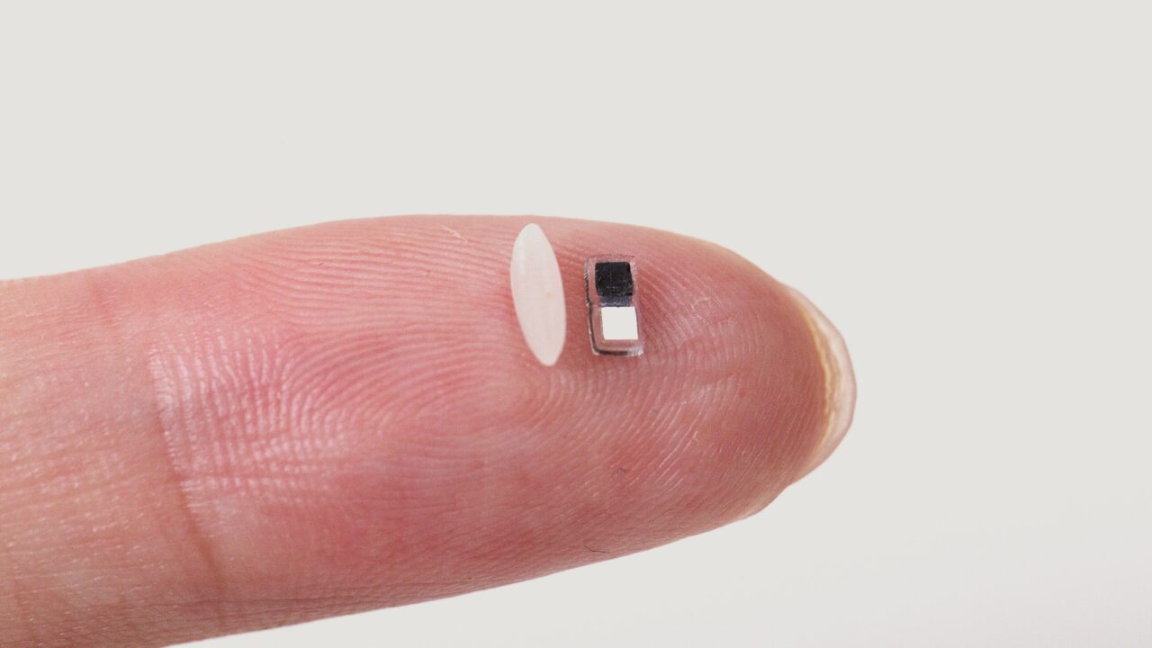 Den nye pacemaker i sammenligning med et riskorn