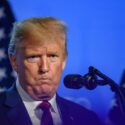 Trump med snerpet mund