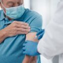 Ældre mand bliver vaccineret