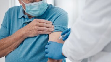 Ældre mand bliver vaccineret