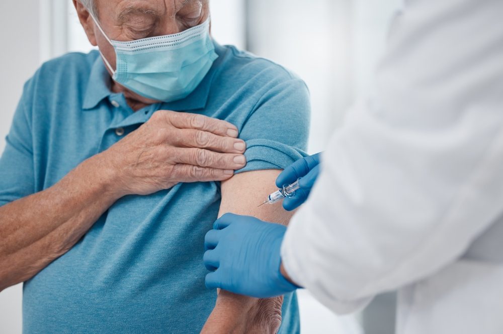Ældre mand bliver vaccineret