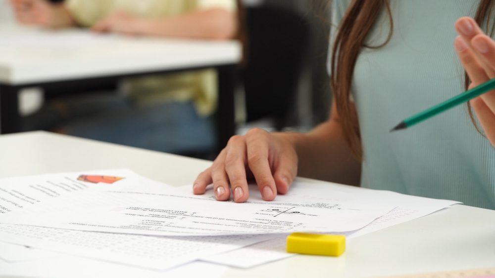 Piger løser opgaver i skolen