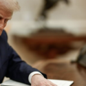 Donald Trump underskrev for nylig en aftale, der pålægger en række lande nye og meget høje toldsatser.