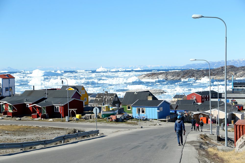 Udsigt ned over en vej og over bugten ved Ilulissat, Grønland.