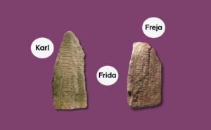 To runesten på lilla baggrund, hvor navnene Karl, Frida og Freja står i hvide cirkler omkring stenene