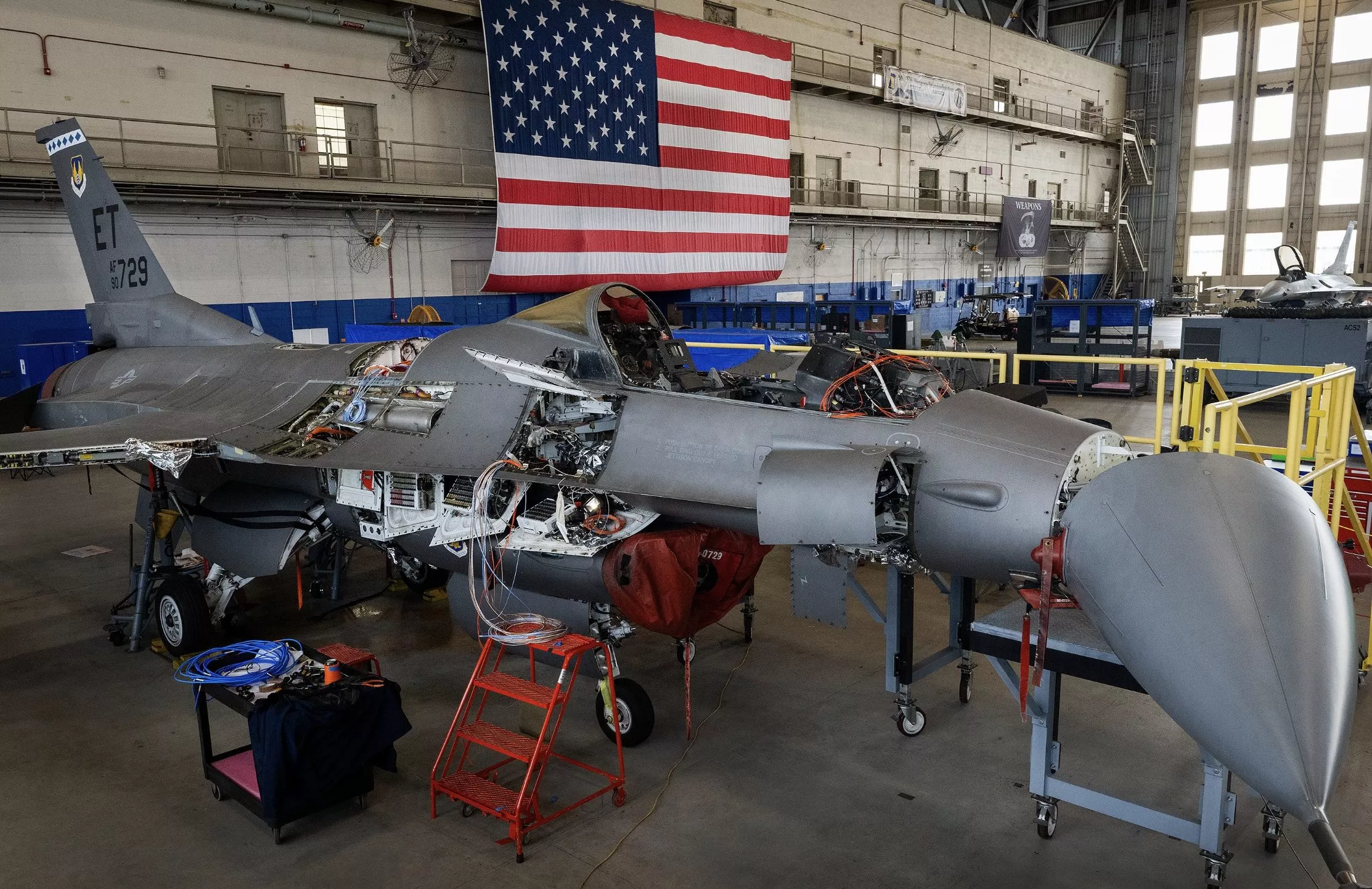 Et F-16 Fighting Falcon bliver bygget om som led i Viper Experimentation and Next-gen Operations Model – Autonomy Flying Testbed-programmet på Eglin Air Force Base i Florida. Ændringerne omfatter software, hardware og måleudstyr, som gør det muligt for F-16-flyet at flyve autonomt. (Foto: U.S. Air Force / Samuel King Jr. / CCBY)