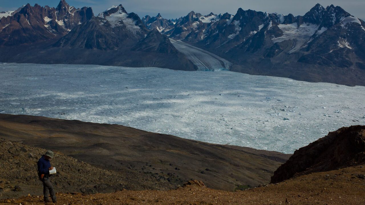 Geologisk kortlægning i området vest for Schweitzerland i Østgrønland. Denne del af Grønland har mineralforekomster af grafit og nikkel, som begge er vigtige for produktion af elbilbatterier. (Foto: Kristoffer Szilas)