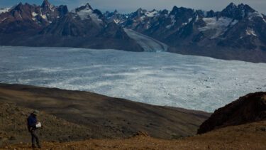 Geologisk kortlægning i området vest for Schweitzerland i Østgrønland. Denne del af Grønland har mineralforekomster af grafit og nikkel, som begge er vigtige for produktion af elbilbatterier. (Foto: Kristoffer Szilas)