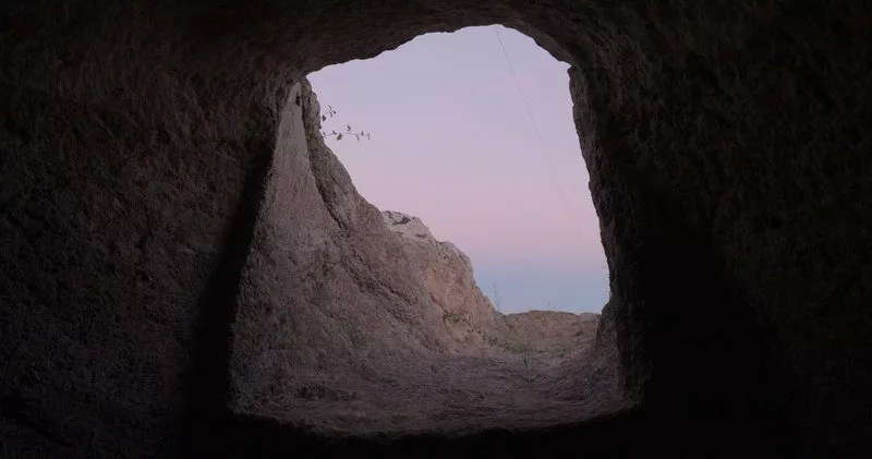 Foto fra én af daunernes antikke grave, der er blevet udsat for gravrøveri. (Stillbillede fra filmen Siticulosa af Maeve Brennan)