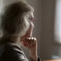 Portræt af en eftertænksom ældre kvinder.