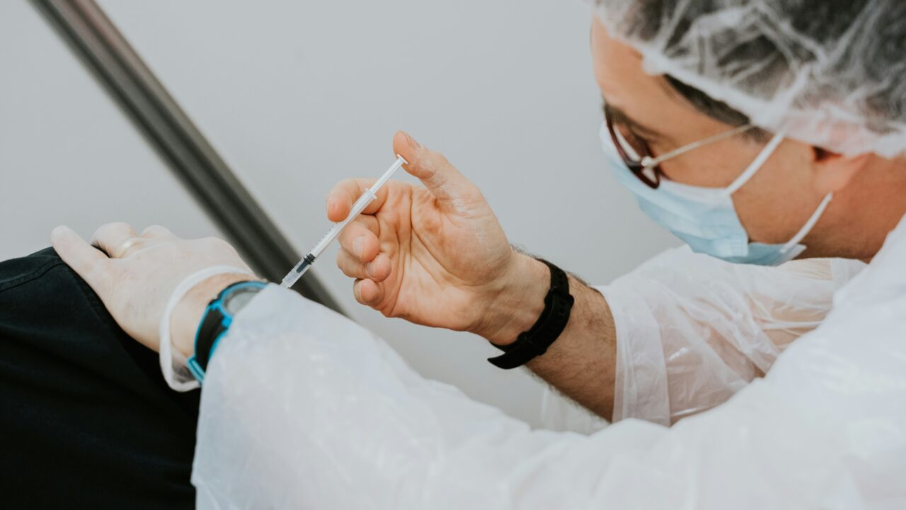 Læge vaccinerer