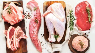 Kødprodukter på hvid baggrund