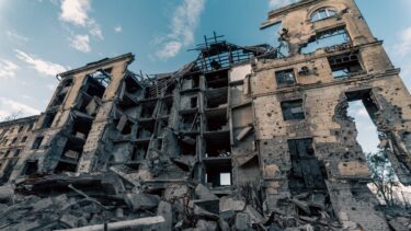 En ødelagt bygning i Ukraine. Bygningen er ødelagt under den nuværende krig mellem Rusland og Ukraine.