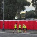 Maratonløbere foran en række toilletter