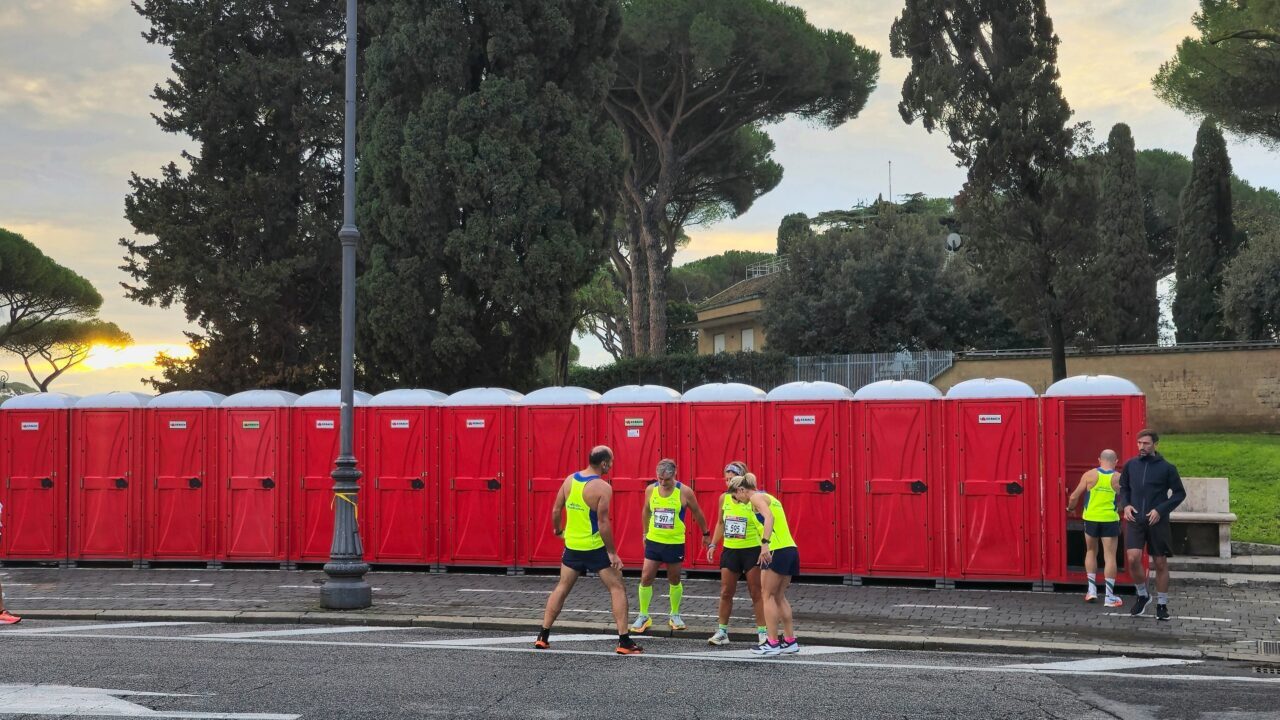Maratonløbere foran en række toilletter