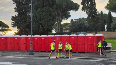 Maratonløbere foran en række toilletter