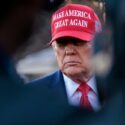 Den amerikanske præsident, Donald Trump, iført den ikoniske 'Make America Great Again'-kasket.