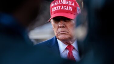 Den amerikanske præsident, Donald Trump, iført den ikoniske 'Make America Great Again'-kasket.