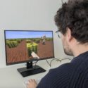 En mand spiller Minecraft
