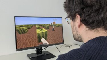 En mand spiller Minecraft
