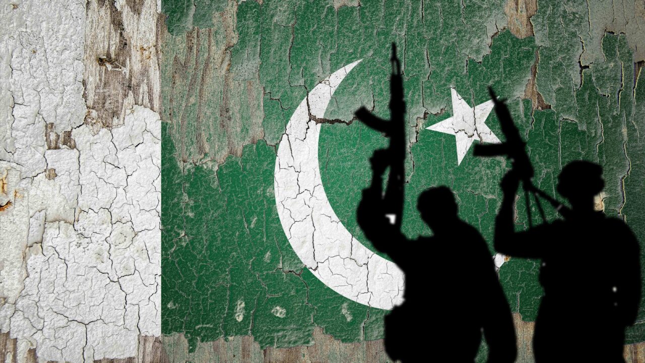 Pakistans flag malet på mur.