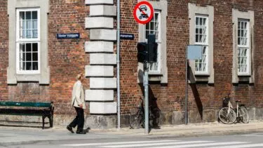 Ældre mand går usikkert rundt i en gade i Danmark