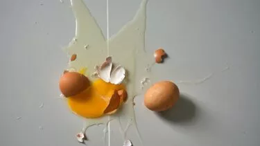 To tabte æg, det ene er gået i stykker