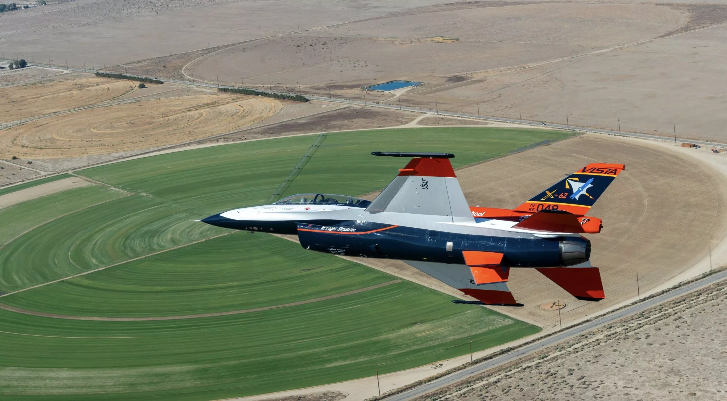 X-62A Variable Stability In-Flight Simulator Test Aircraft, også kendt som VISTA, flyver over Palmdale, Californien, den 26. august 2022. Et fælles team fra det amerikanske forsvarsministerium gennemførte 12 flyvetests med kunstig intelligens (AI), hvor AI-styresystemer fløj X-62A VISTA og udførte avancerede kampmanøvrer på Edwards Air Force Base, Californien, i perioden 1.–16. december 2022. (Foto: U.S. Air Force / Kyle Brasier)