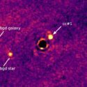 Et astronomisk billede af exoplaneten VWA 7b fanget af James Webb i infrarøde farver, der viser et lyst cirkulært objekt mærket cc#1 nær midten, med etiketter, der angiver bgd-galakse og bgd-stjerne blandt andre lyse pletter på en lilla baggrund.