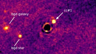 Et astronomisk billede af exoplaneten VWA 7b fanget af James Webb i infrarøde farver, der viser et lyst cirkulært objekt mærket cc#1 nær midten, med etiketter, der angiver bgd-galakse og bgd-stjerne blandt andre lyse pletter på en lilla baggrund.