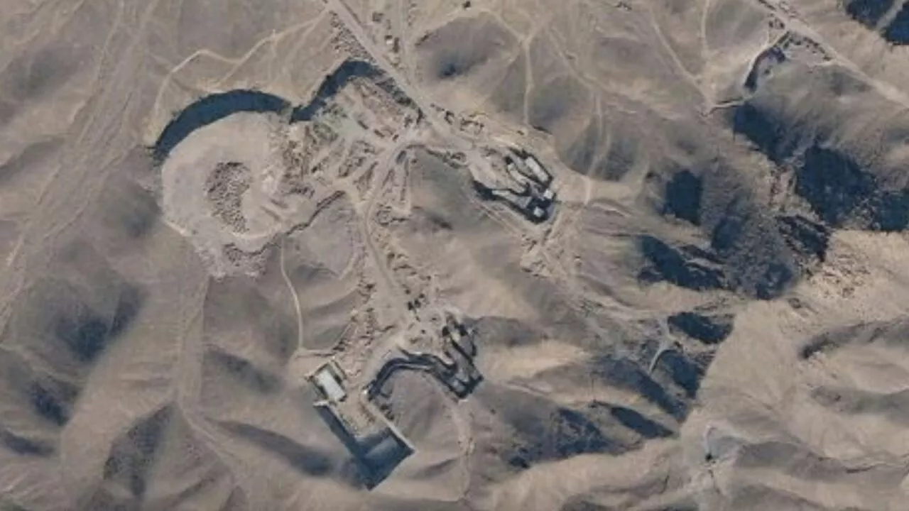Satellitfoto af Fordow-anlægget i Iran, hvor man beriger uran.
