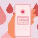 illustration med billede af en hånd, der holder en mobil med en menstruations-app åben. På baggrunden ses bloddråber