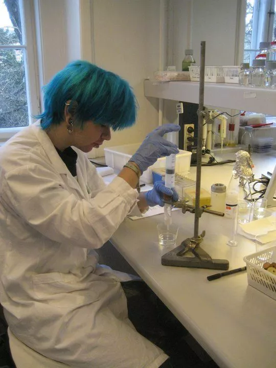 Forsker sidder i et laboratorie