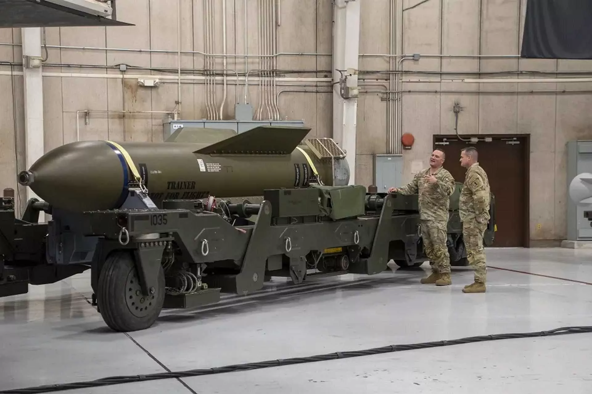 Soldater i camouflage ser på Bunker buster-bomben