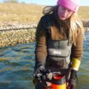 Videnskabelig assistent Karoline Kiilerich tager prøver fra Gyldensteen kystlagune på Fyn.