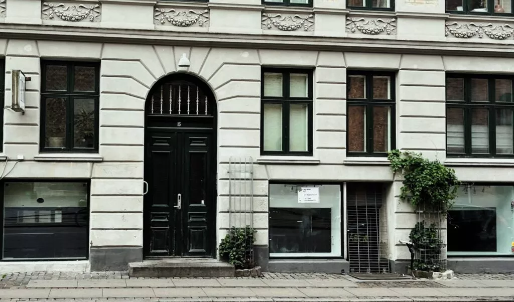 Midt i den 'hårde' ende af Istedgade kan man se byfornyelsens tydelige spor, for eksempel ved en nylig lukket strikketøjsbutik med navnet Pjalt. (Foto: Anders Haubart Madsen)